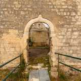 Non ci resta ora che attraversare l�arco centrale per ritrovarci in quello che un tempo erano le navate della chiesa 